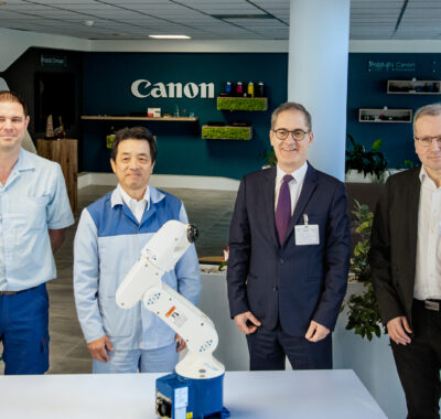 Remise des robots au siège de Canon Bretagne